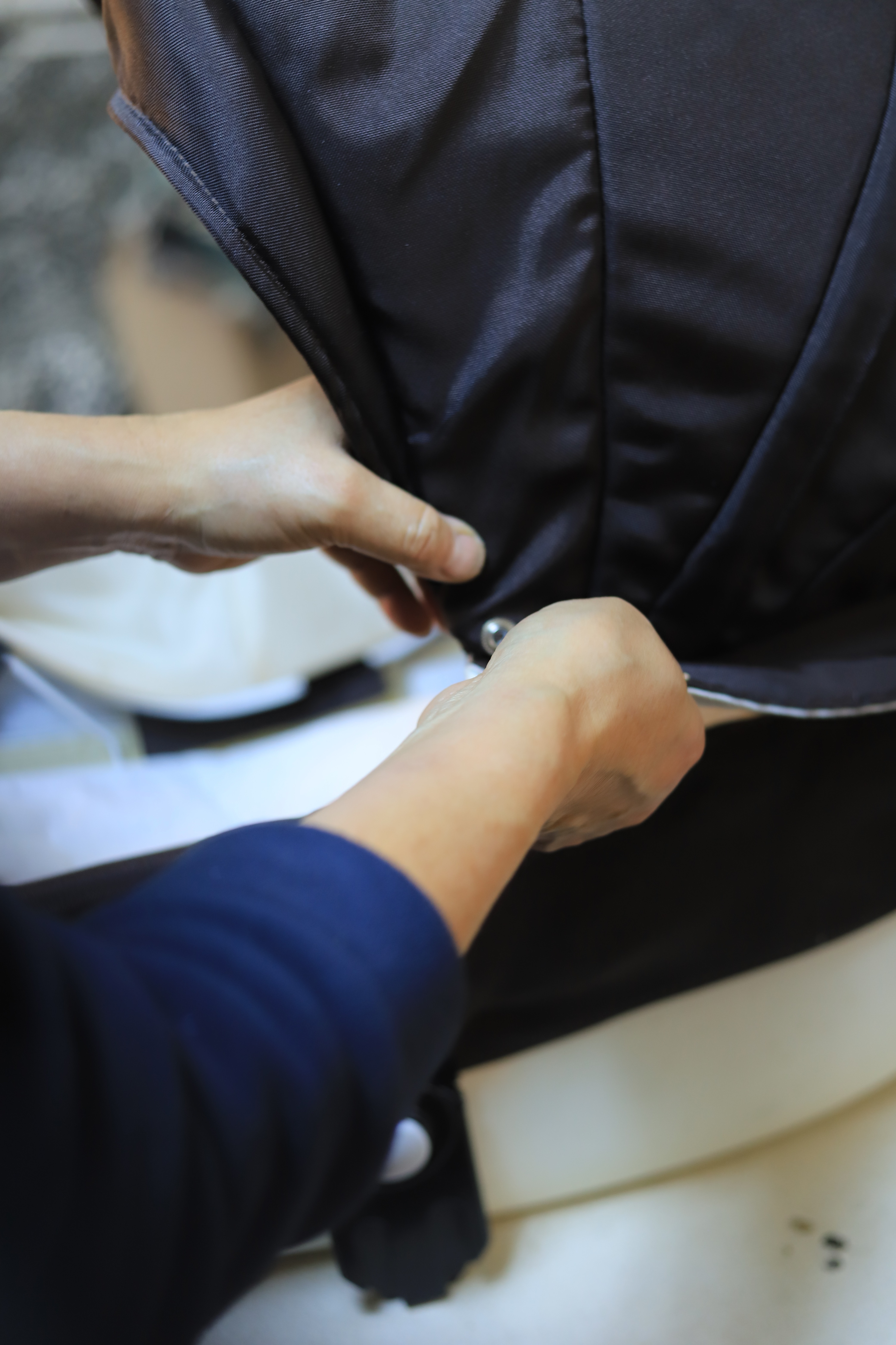 Мастер Doctor Kolysok за точной работой с деталями коляски