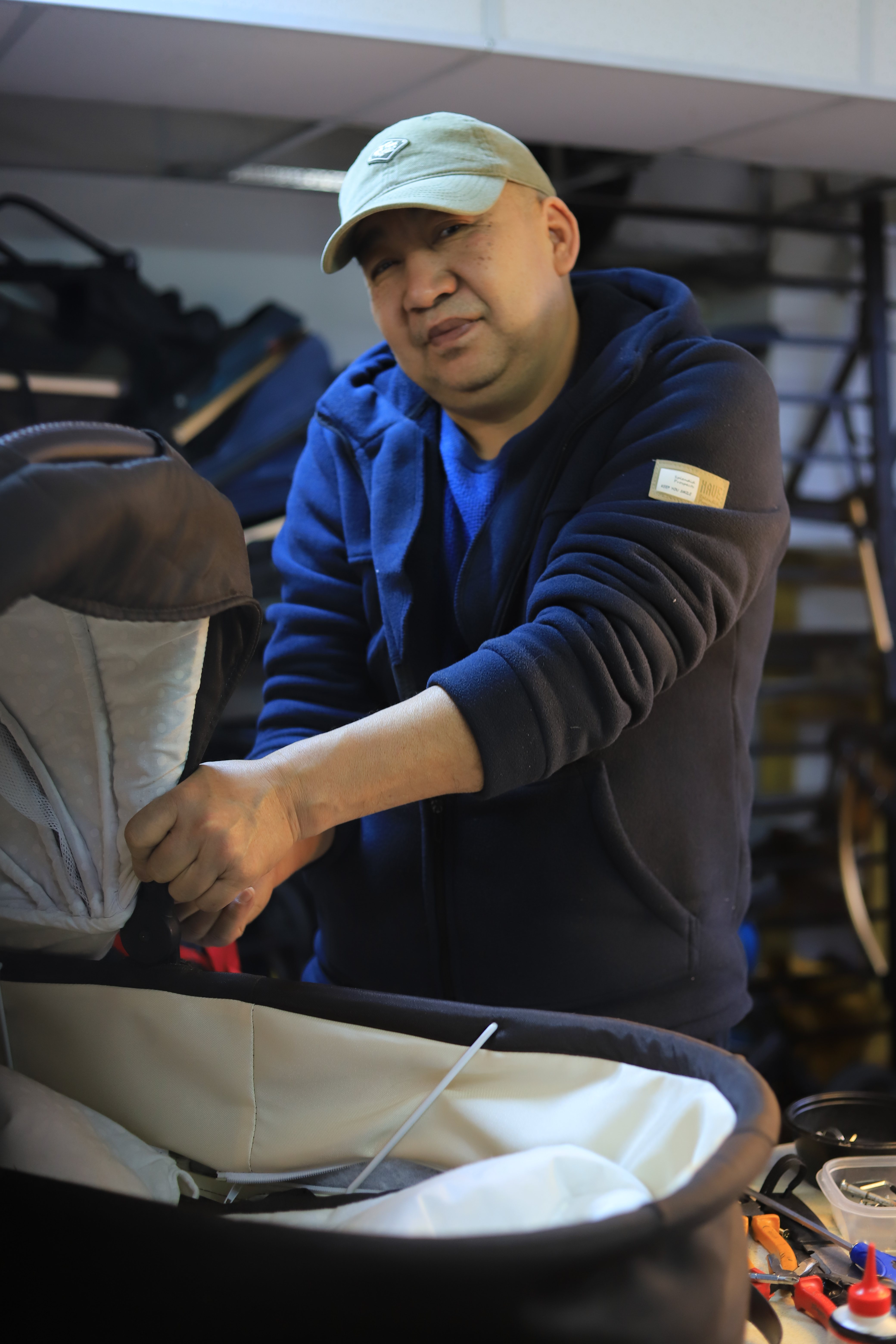 Опытный мастер Doctor Kolysok в мастерской с инструментами