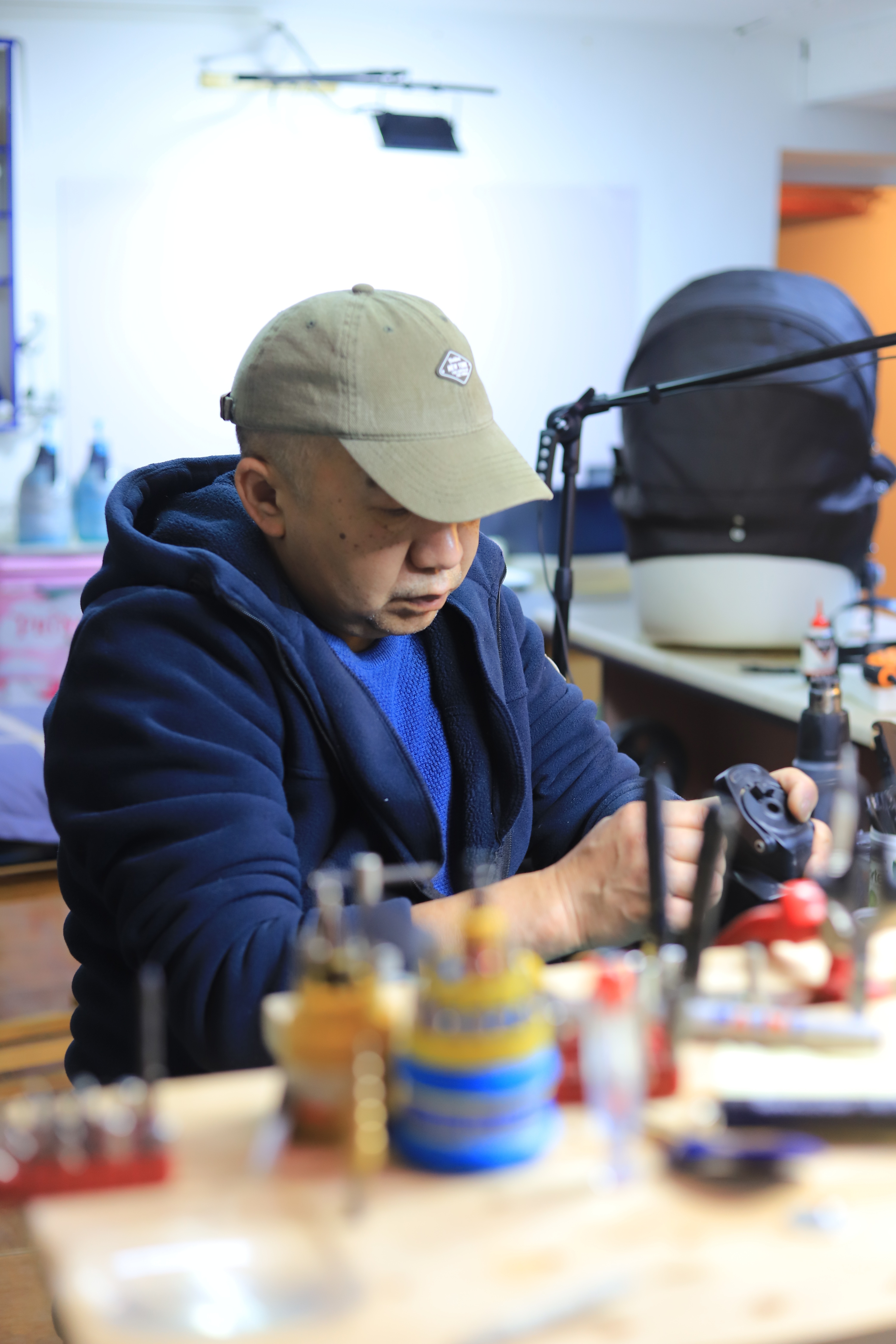 Специалист Doctor Kolysok выполняет ремонт детской коляски в мастерской